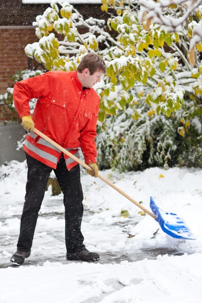 成人男性きれいな雪の家への道を所有しています。 — ストック写真