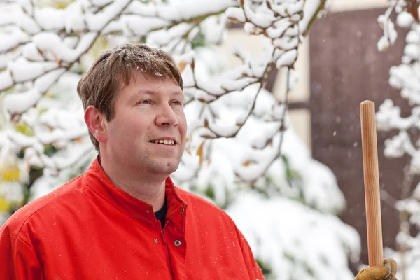 Porträtt av ung man under snöfall — Stockfoto