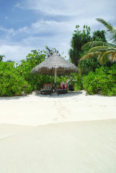 Silla de playa y sombrilla en la idílica playa de arena tropical — Foto de Stock