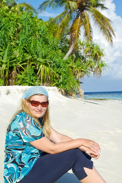 Giovane donna sulla spiaggia di sabbia bianca alle Maldive — Foto Stock