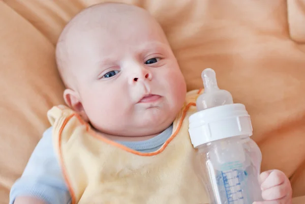 Schattige babyjongen met blauwe ogen — Stockfoto