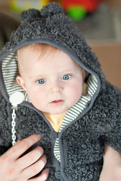 Zoete babyjongen in warme winterkleren — Stockfoto