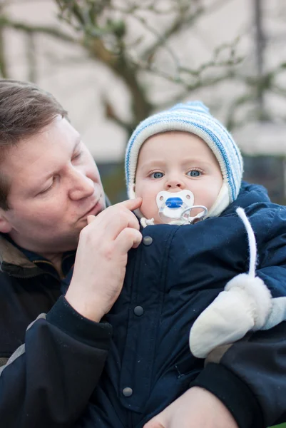 Jonge vader en baby op koude winterdag — Stockfoto