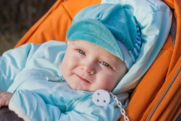 Schattige kleine baby in blauwe winterkleren — Stockfoto