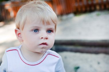 kum ve oyuncak oynarken küçük yürümeye başlayan çocuk