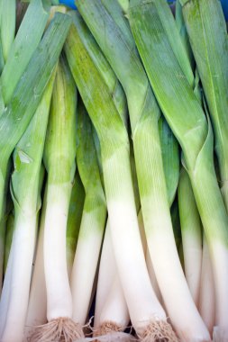 çiftçi pazarda taze sağlıklı bio pırasa