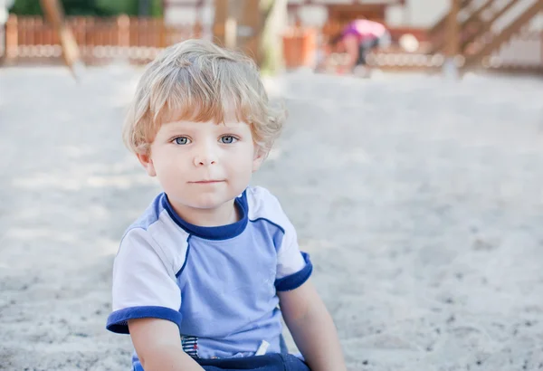 Retrato de adorable niño pequeño — Foto de Stock