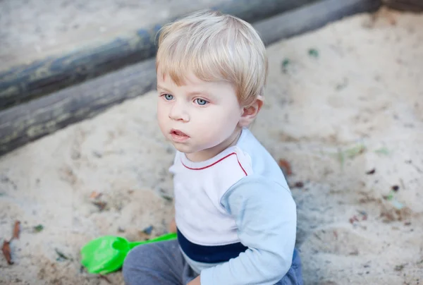 Menino criança brincando com areia e brinquedo — Fotografia de Stock