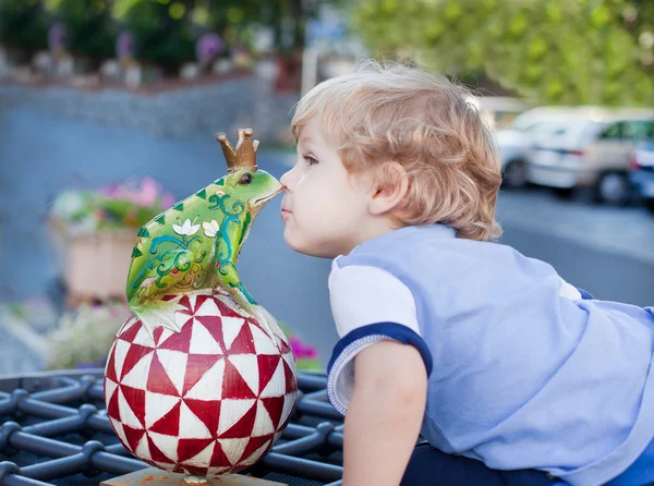 Lilla barn pojke med handgjorda leksak groda — Stockfoto