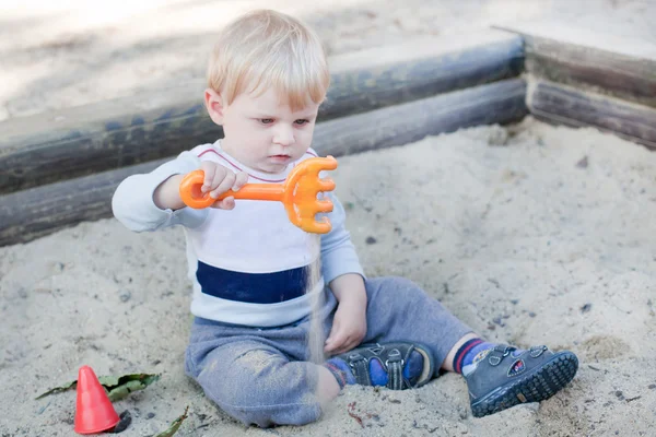Petit garçon tout-petit jouant avec le sable et le jouet — Photo