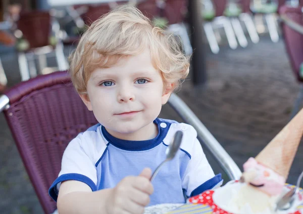 Menino pequeno comendo sorvete no verão — Fotografia de Stock