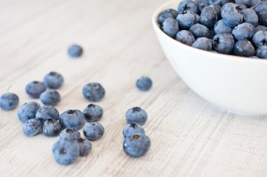 Olgun taze yaban mersini ile beyaz kase Kupası