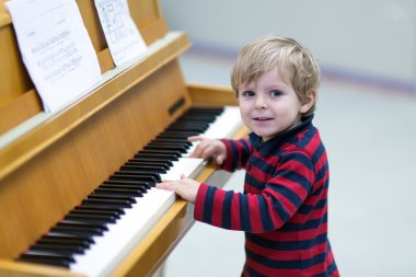 iki yaşında yürümeye başlayan çocuk piyano