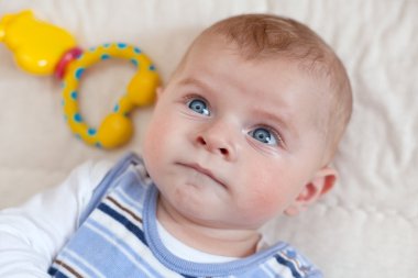 kapalı mavi gözlü sevimli bebek