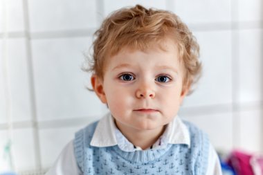kapalı mavi gözlü sevimli bebek