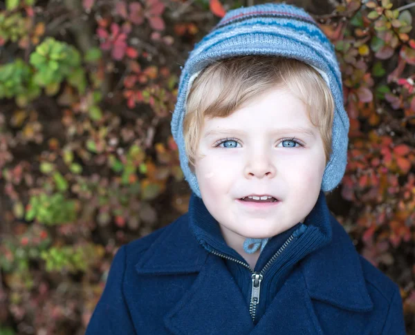 Schöner kleiner Junge in blauem Mantel an einem Wintertag — Stockfoto