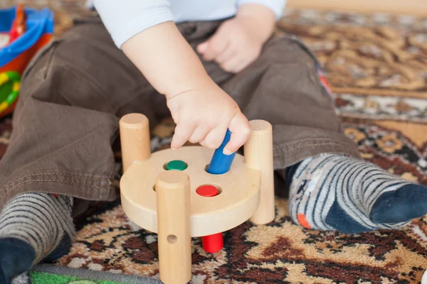 Piccolo bambino ragazzo che gioca con giocattoli di legno — Foto Stock