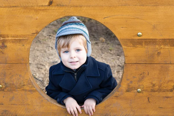 Mooie peuter jongen in blauwe vacht op winterdag — Stockfoto