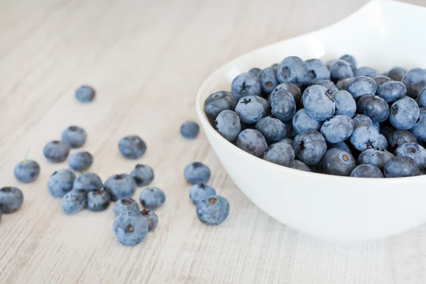 White bowl cup with fresh ripe blueberries — Stock Photo, Image