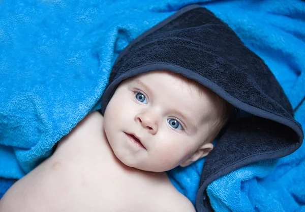 Kapalı mavi gözlü sevimli bebek — Stok fotoğraf