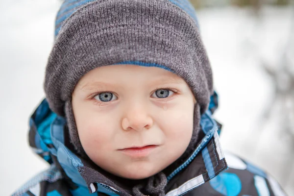 Portret van schattige kleine peuter in de winter — Stockfoto