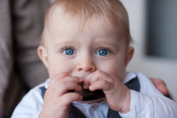 Schattige kleine baby met blauwe ogen binnen — Stockfoto