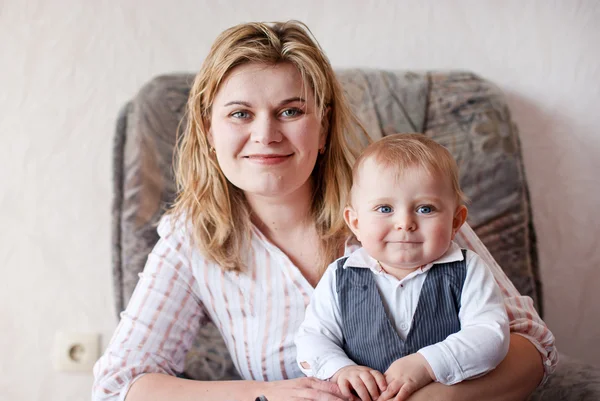 Adorabile bambino e giovane madre al coperto — Foto Stock