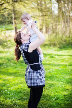 genç anne ve tatlı bebek çocuk yaz orman