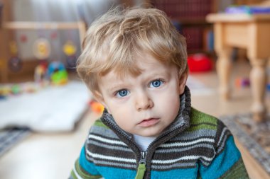 kapalı mavi gözlü sevimli bebek