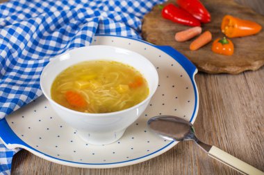 havuç ve beyaz kase sebze çorbası