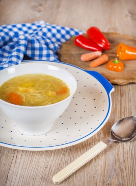 havuç ve beyaz kase sebze çorbası