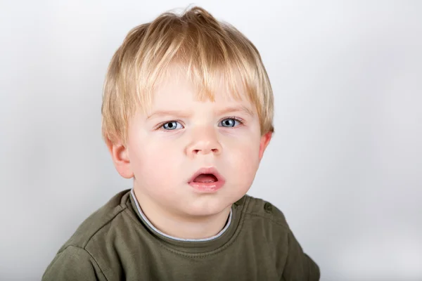 Entzückendes Kleinkind mit blauen Augen drinnen — Stockfoto