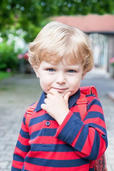 Kleine peuter jongen op weg naar de kleuterschool — Stockfoto