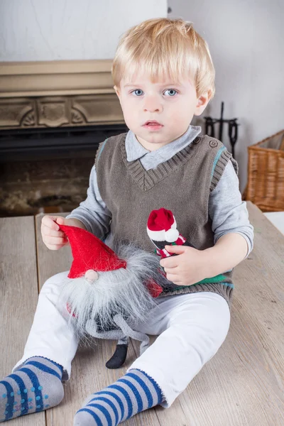 Menino criança com brinquedos de Natal — Fotografia de Stock