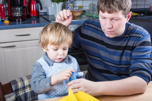 Niño y su padre haciendo inhalación con nebulizador — Foto de Stock