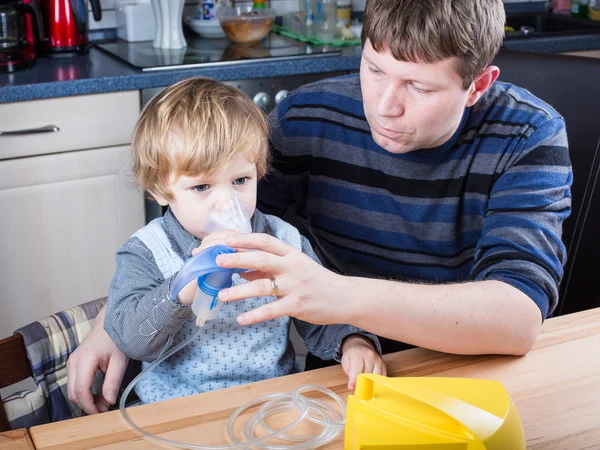 Küçük bir çocuk ve babası inhalasyon nebülizör ile yapma — Stok fotoğraf