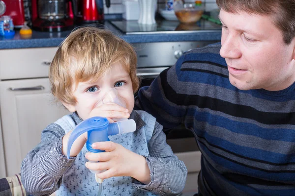 Niño y su padre haciendo inhalación con nebulizador — Foto de Stock