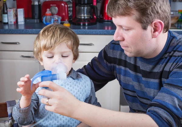 Niño y su padre haciendo inhalación con nebulizador — Foto de Stock