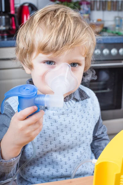 Malý chlapec dělat inhalace s inhalátor — Stock fotografie