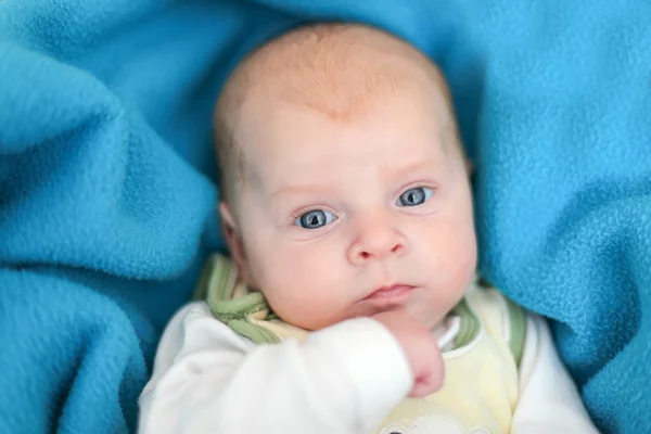 Mavi gözlü erkek yeni doğan bebek — Stok fotoğraf