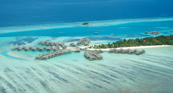 Tropisch Maldivische eiland in de Indische Oceaan — Stockfoto