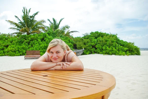 Bella giovane donna in vacanza sull'isola tropicale — Foto Stock
