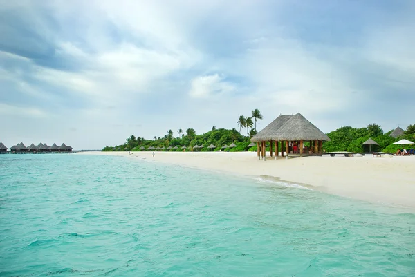 Isla tropical de Maldivas en el océano Índico —  Fotos de Stock