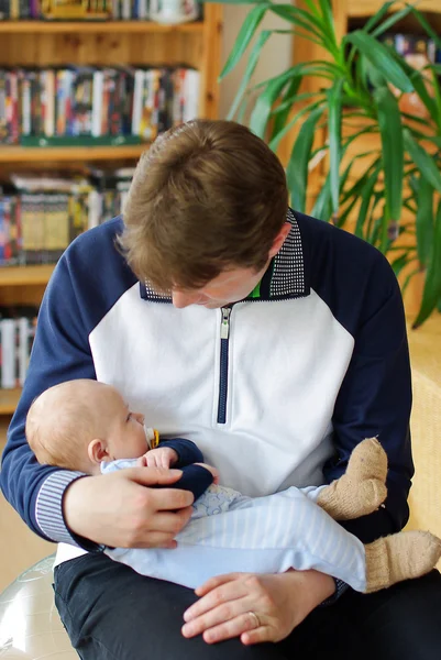 Junger Vater mit schlafendem Baby auf dem Arm — Stockfoto