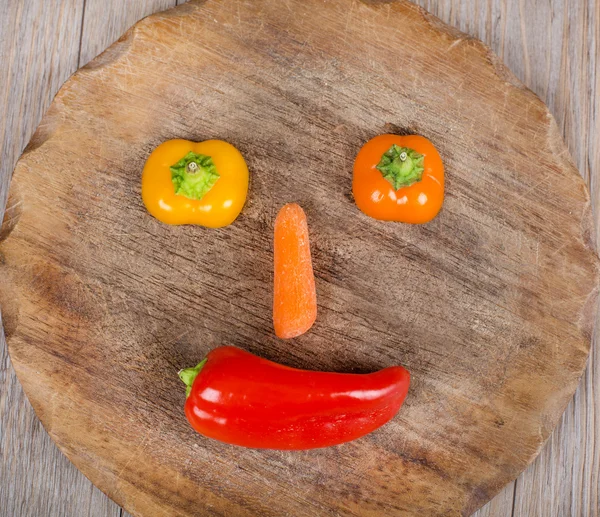 Legumes fatiados em forma de rosto sorridente — Fotografia de Stock