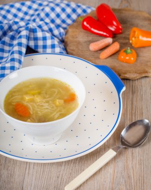 havuç ve beyaz kase sebze çorbası