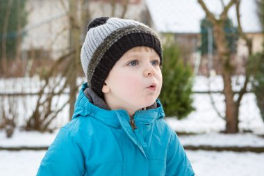 güzel kış gününde şirin yürümeye başlayan çocuk