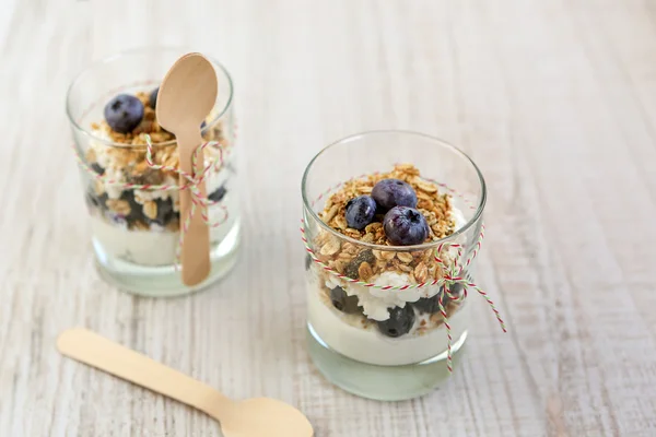 Two glasses with natural yogurt with fresh blueberries — Stock Photo, Image