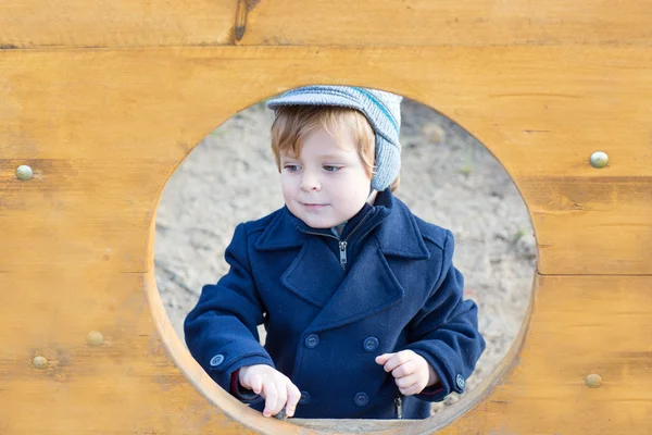 Hermoso niño en abrigo azul en el día de invierno — Foto de Stock