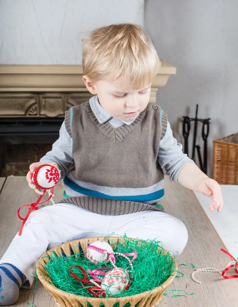 Little toddler boy playing with self made Easter eggs — Stock Photo, Image